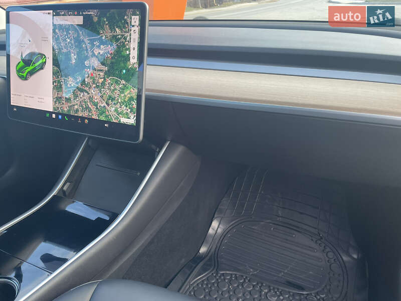 Седан Tesla Model 3 2019 в Чернівцях