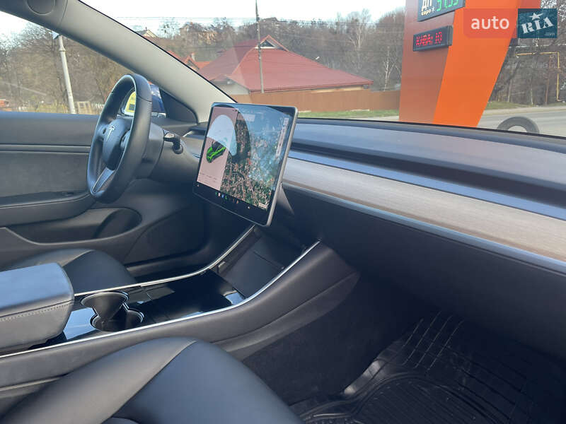 Седан Tesla Model 3 2019 в Чернівцях