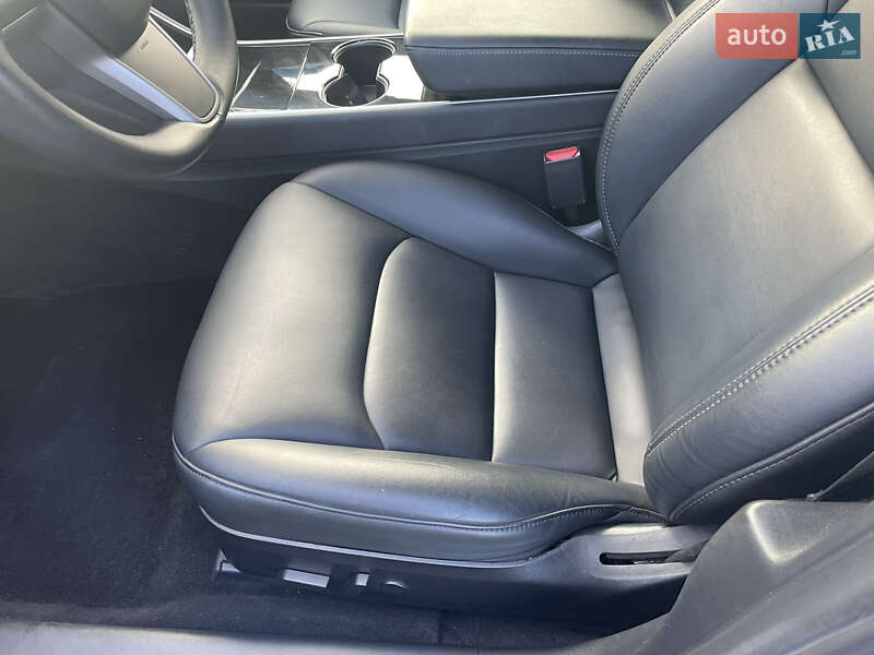 Седан Tesla Model 3 2019 в Чернівцях