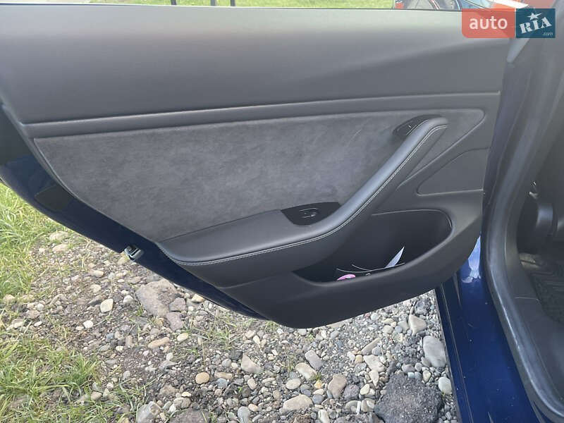 Седан Tesla Model 3 2019 в Чернівцях