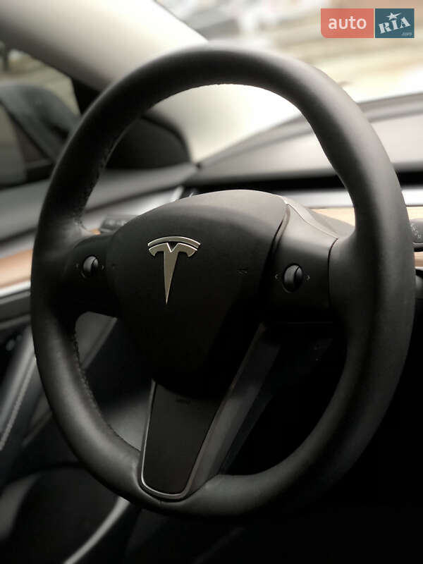 Седан Tesla Model 3 2022 в Киеве