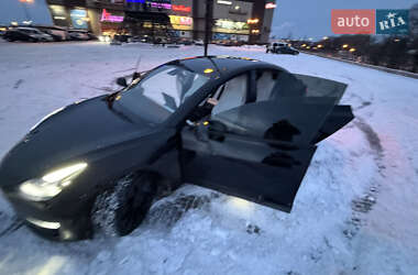 Седан Tesla Model 3 2022 в 