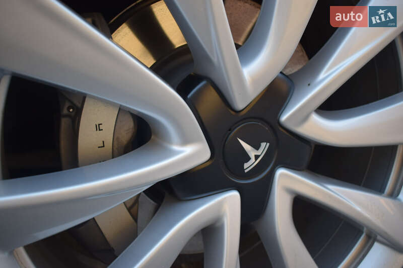Седан Tesla Model 3 2017 в Виннице