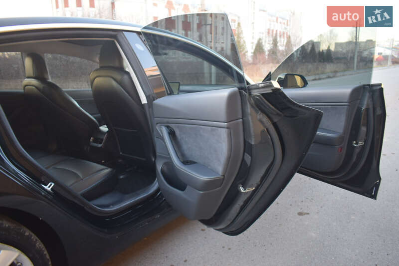 Седан Tesla Model 3 2017 в Виннице