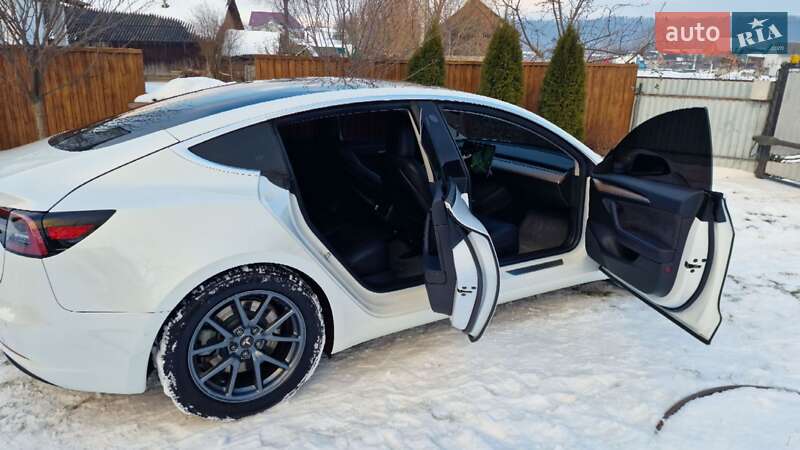 Седан Tesla Model 3 2019 в Чернівцях