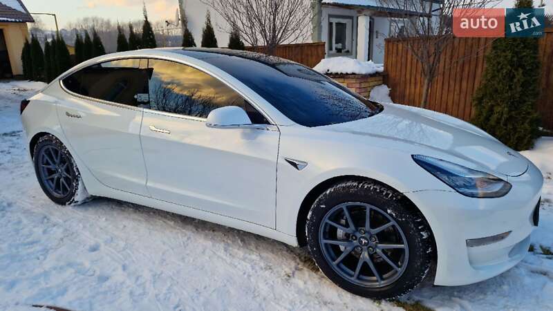 Седан Tesla Model 3 2019 в Чернівцях