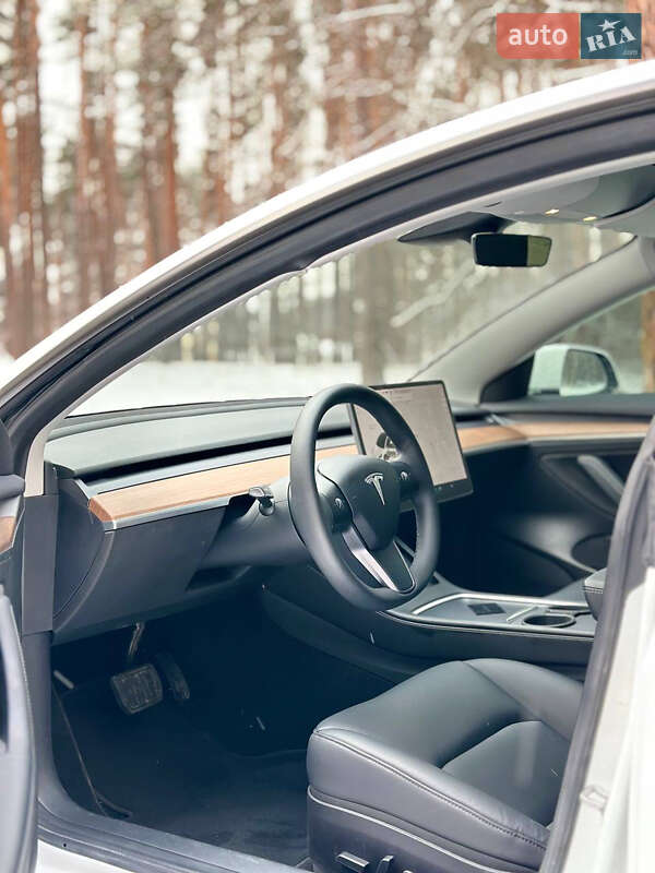 Седан Tesla Model 3 2021 в Киеве