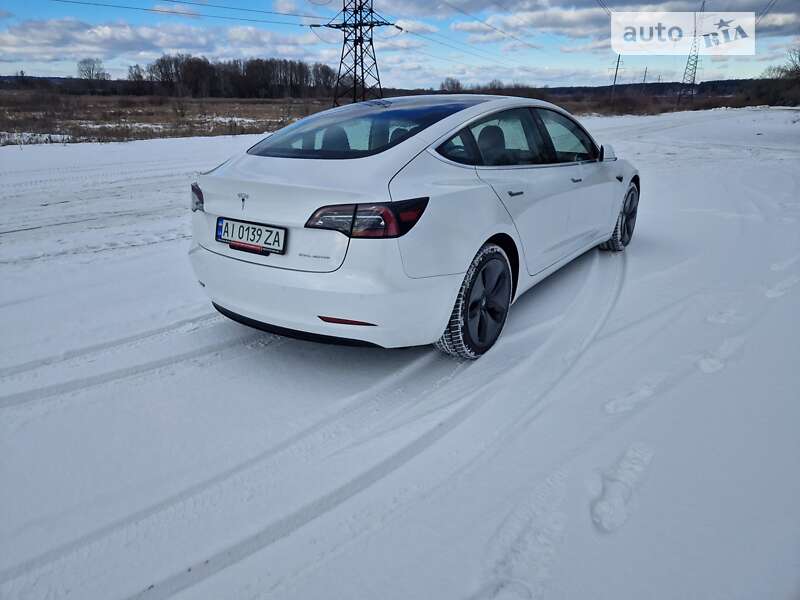 Седан Tesla Model 3 2019 в Бучі