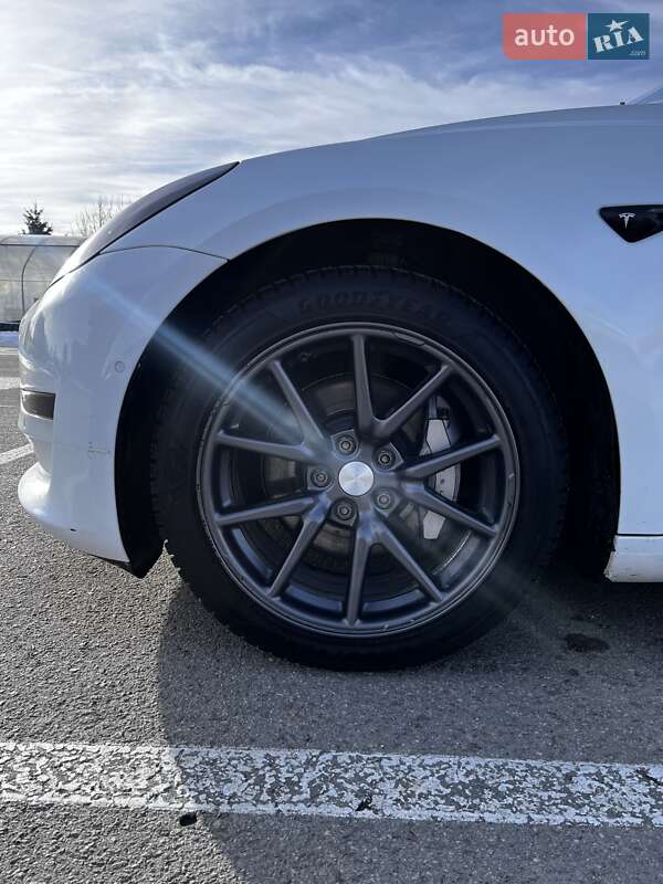 Седан Tesla Model 3 2019 в Львове