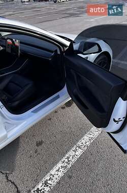 Седан Tesla Model 3 2019 в Львове