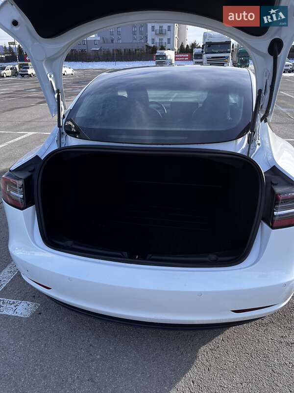 Седан Tesla Model 3 2019 в Львове