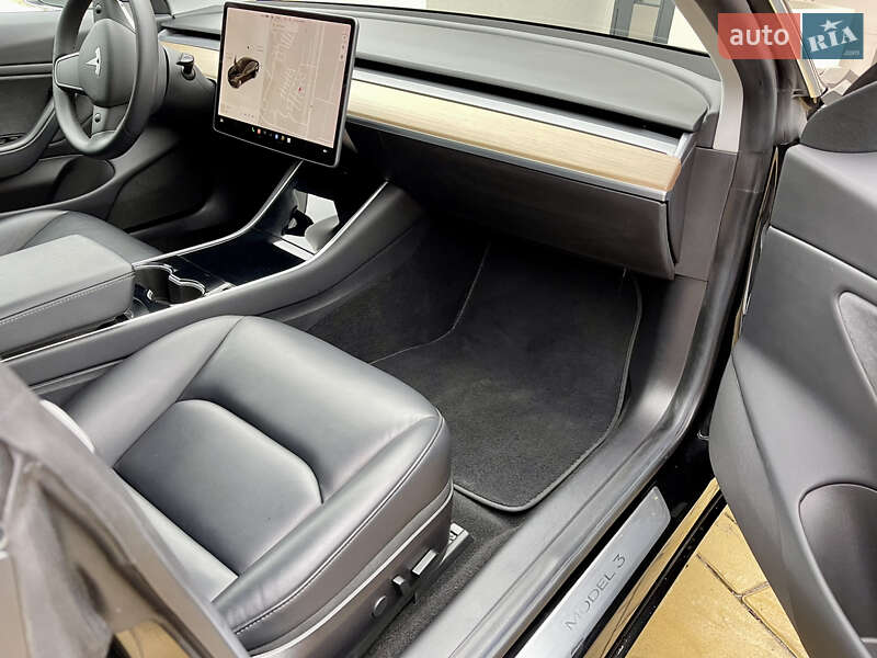 Седан Tesla Model 3 2019 в Киеве