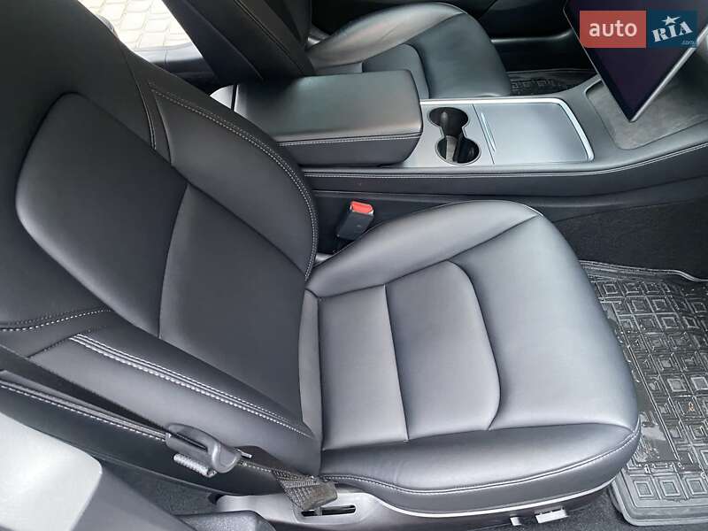 Седан Tesla Model 3 2022 в Киеве