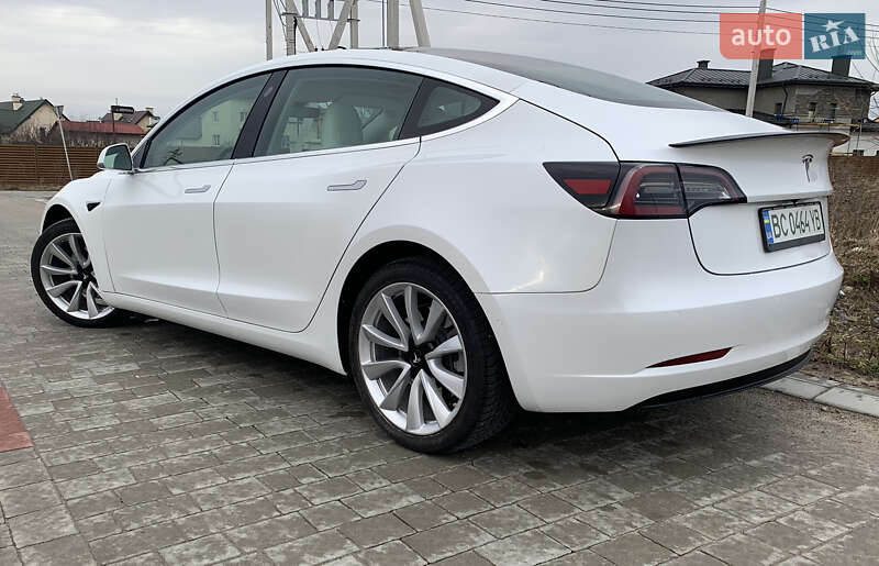 Седан Tesla Model 3 2019 в Львове