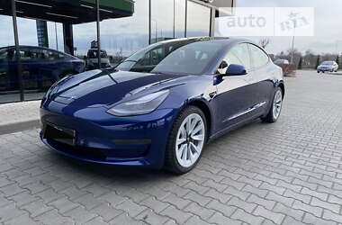 Седан Tesla Model 3 2022 в Умані
