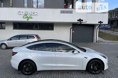 Седан Tesla Model 3 2020 в Львові