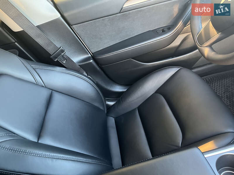 Седан Tesla Model 3 2021 в Луцке