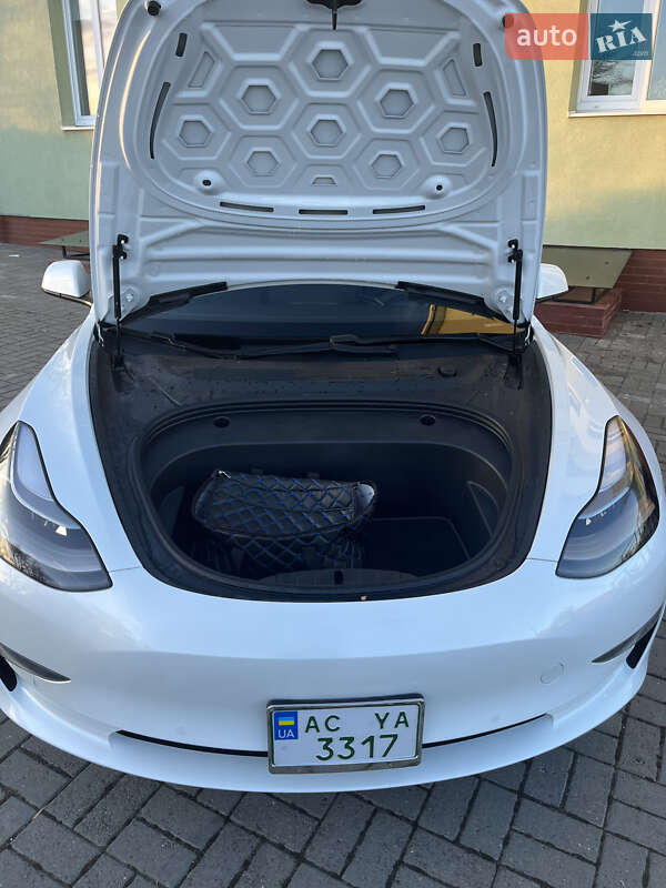Седан Tesla Model 3 2021 в Луцке
