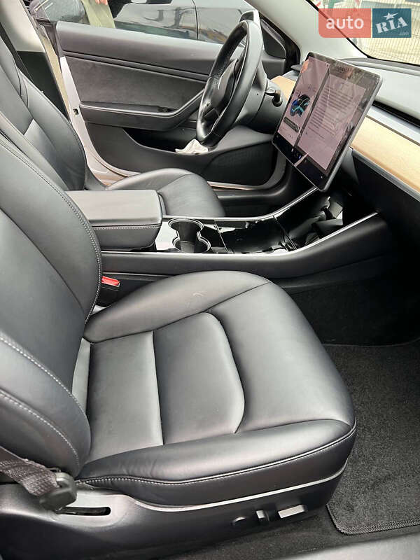 Седан Tesla Model 3 2018 в Львові