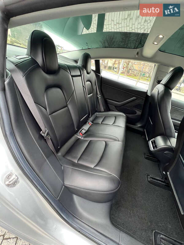 Седан Tesla Model 3 2018 в Львові