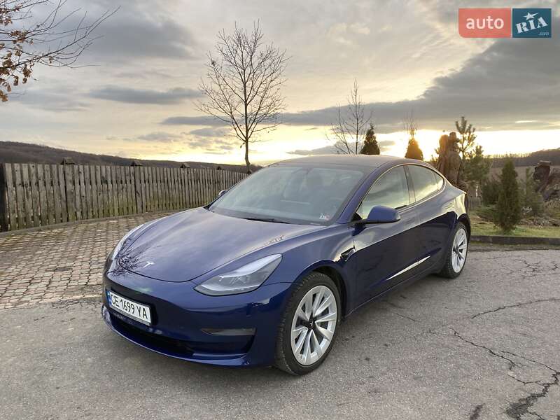 Седан Tesla Model 3 2023 в Чернівцях