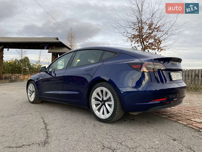 Седан Tesla Model 3 2023 в Чернівцях