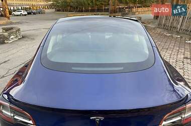 Седан Tesla Model 3 2023 в Чернівцях