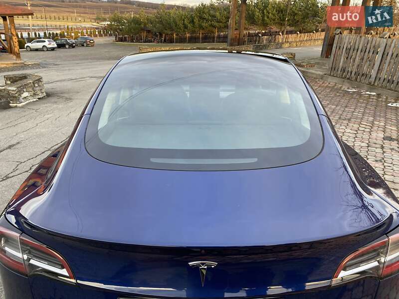 Седан Tesla Model 3 2023 в Чернівцях
