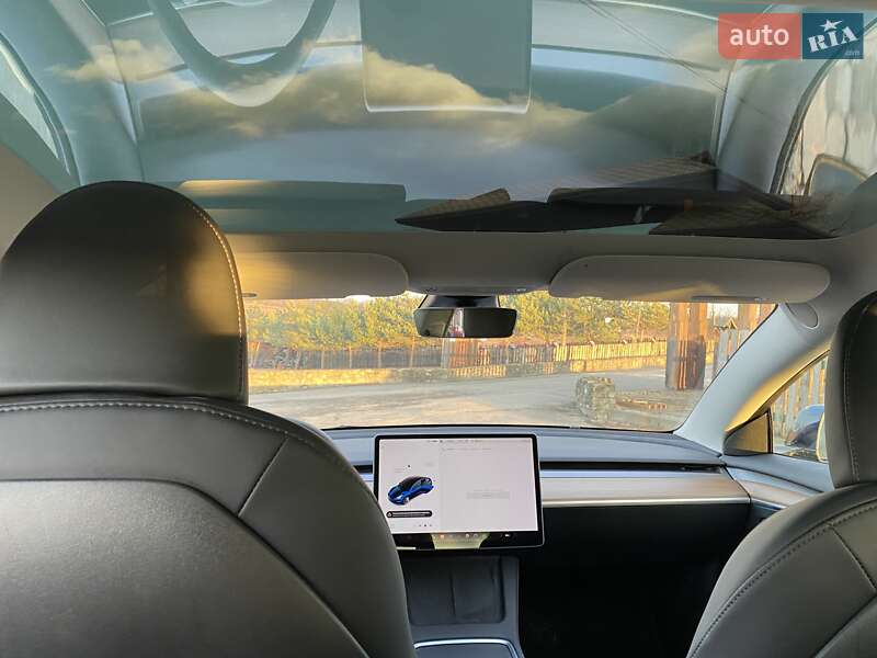 Седан Tesla Model 3 2023 в Чернівцях