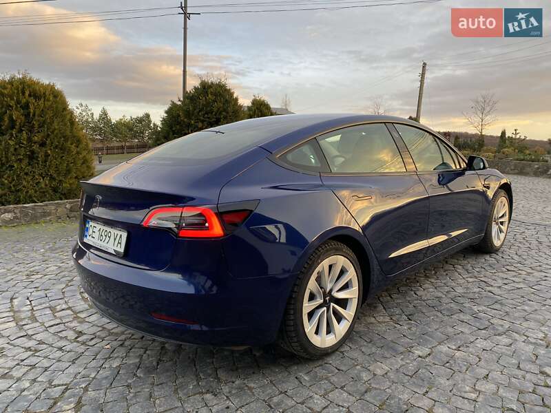 Седан Tesla Model 3 2023 в Чернівцях