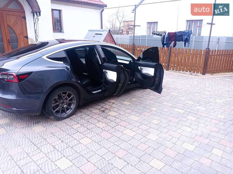 Седан Tesla Model 3 2018 в Львові