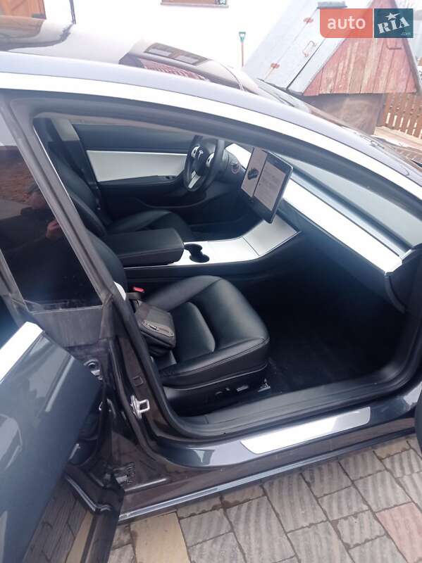 Седан Tesla Model 3 2018 в Львові