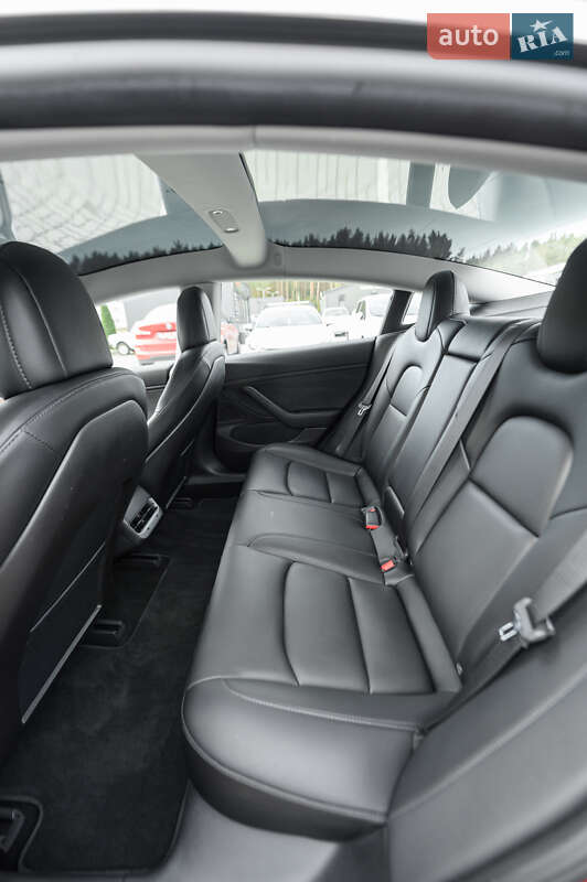 Седан Tesla Model 3 2019 в Львове