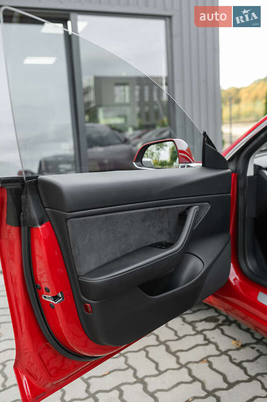 Седан Tesla Model 3 2019 в Львове