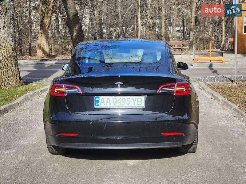 Седан Tesla Model 3 2021 в Киеве