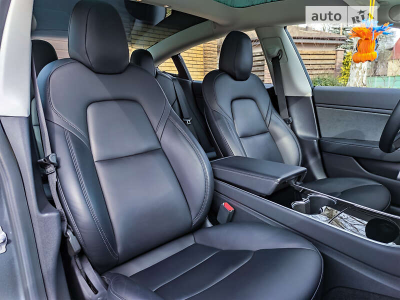 Седан Tesla Model 3 2019 в Киеве
