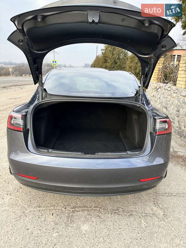 Седан Tesla Model 3 2022 в Валках
