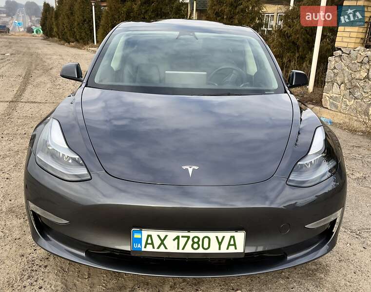 Седан Tesla Model 3 2022 в Валках