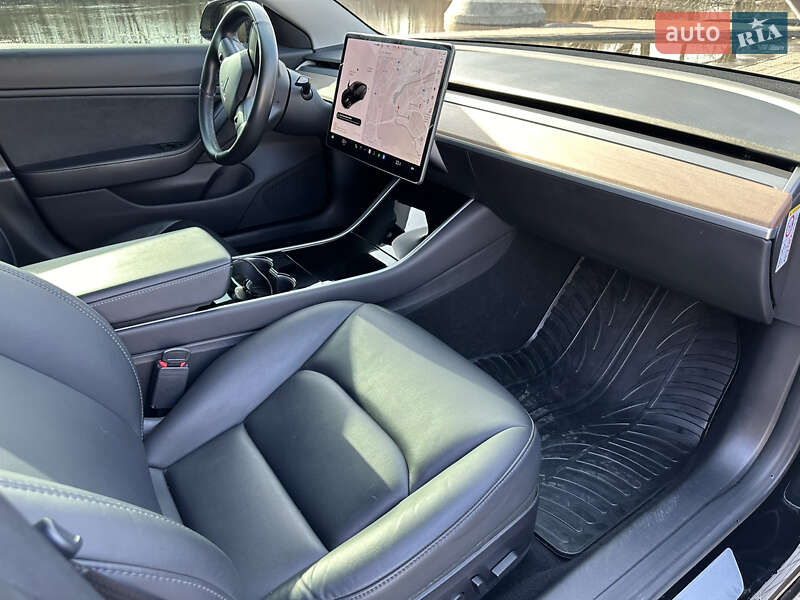 Седан Tesla Model 3 2019 в Луцке