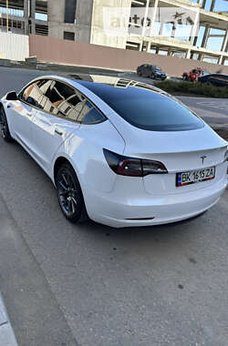 Седан Tesla Model 3 2023 в Умани