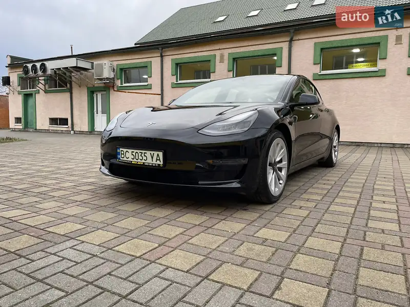 Седан Tesla Model 3 2022 в 