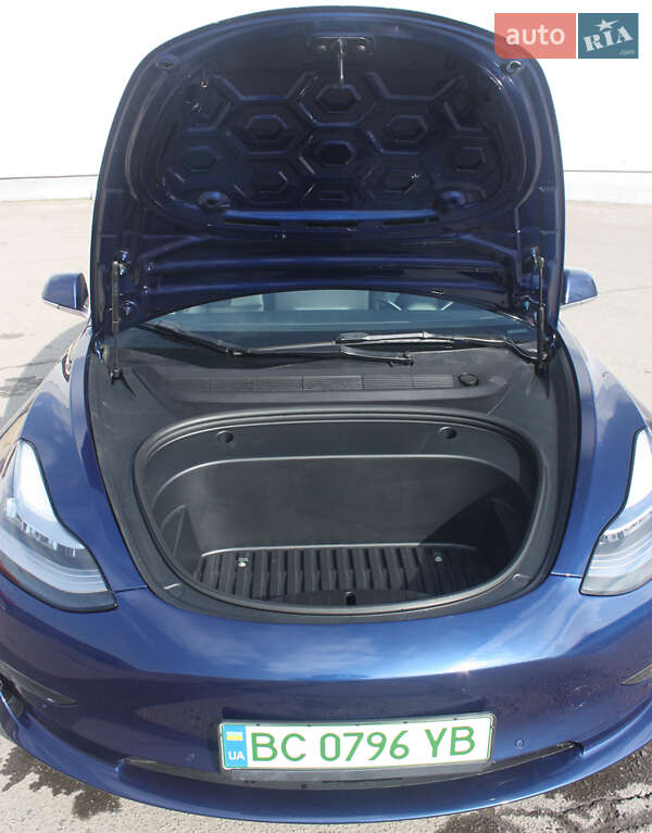 Седан Tesla Model 3 2020 в Львові