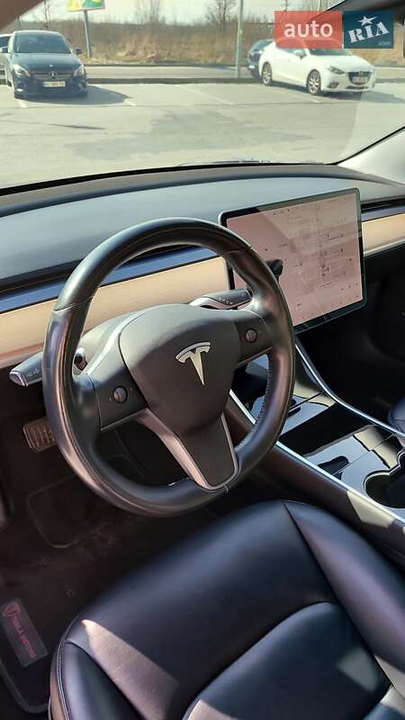 Седан Tesla Model 3 2018 в Львове