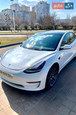 Седан Tesla Model 3 2022 в 