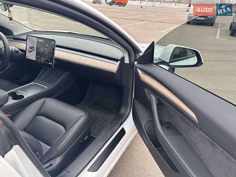 Седан Tesla Model 3 2021 в Киеве