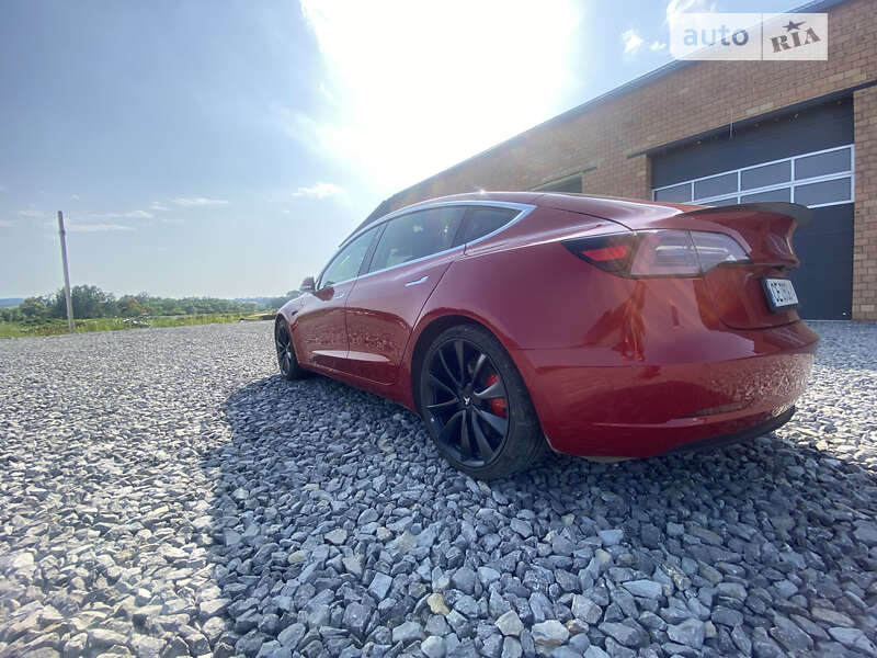 Седан Tesla Model 3 2020 в Черновцах