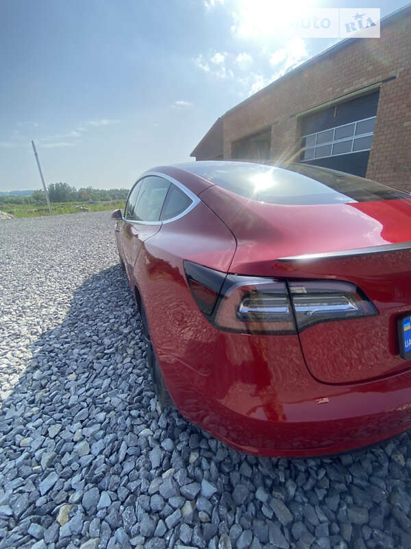Седан Tesla Model 3 2020 в Черновцах