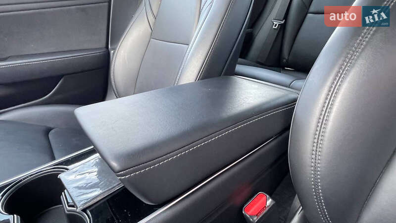 Седан Tesla Model 3 2020 в Киеве