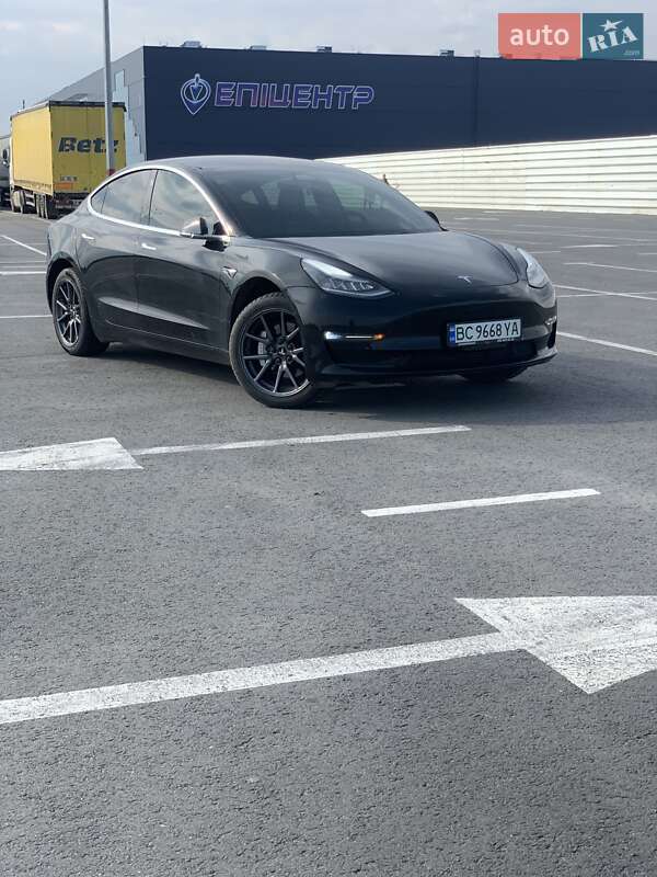 Седан Tesla Model 3 2019 в Львове