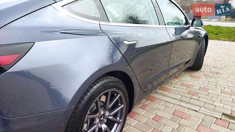 Седан Tesla Model 3 2018 в Староконстантинове